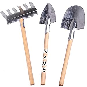 alles-meine.de GmbH 3 TLG. Set Miniatur - Gartengeräte Mini - Rechen Schaufel Spaten - inkl. Name - Maßstab 1:12 - Diorama - Holz - Metall/Gusseisen - Gartenset Gärtner - Min..