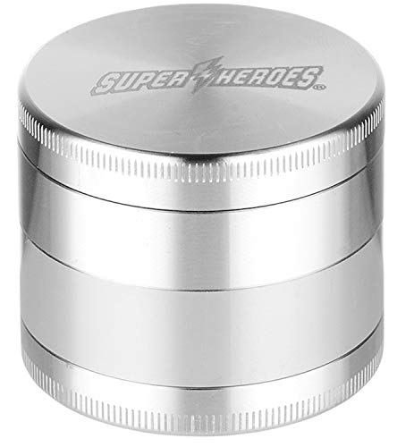 Super Heroes Kräuter-Mühle, Metall-Grinder, STAHL-Grinder | 4-teilig | 45 x 53 mm | Schaber, Fein-Sieb | Rotorklingen…