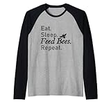 Quiero decir, ¿qué más hay ahí? Este divertido "Eat. Dormir. Alimenta a las abejas. Repetir". El diseño es solo el boleto para ti y tu horticultor favorito amante de las abejas.