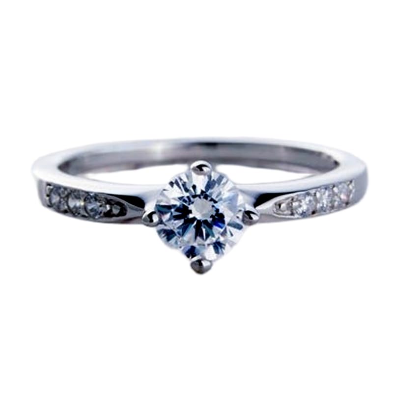 Bague imposante en argent et moissanite le cadeau d'anniversaire mémorable pour femme