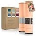 Produktbild LARS NYSØM Salz und Pfeffer Mühle 2er Set Manuell mit einstellbarem Keramik-Mahlwerk von grob bis fein I Design Gewürzmühlenset (2 Stück) (Creamy Peach)