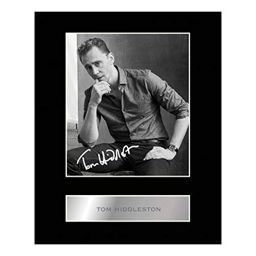 Signiertes Foto von Tom Hiddleston, mit Passepartout für 7,97 EUR bei amazon.de Bild: Signiertes Foto von Tom Hiddleston, mit Passepartout für 7,97 EUR bei amazon.de
