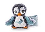Das Rasselarmband Pinguin Watschili besticht durch seine detailverliebten Bestickungen und dem weichen Plüsch, der verwendet wurde. Die integrierte Rassel lässt bei jeder Bewegung ein leichtes Rasseln ertönen.