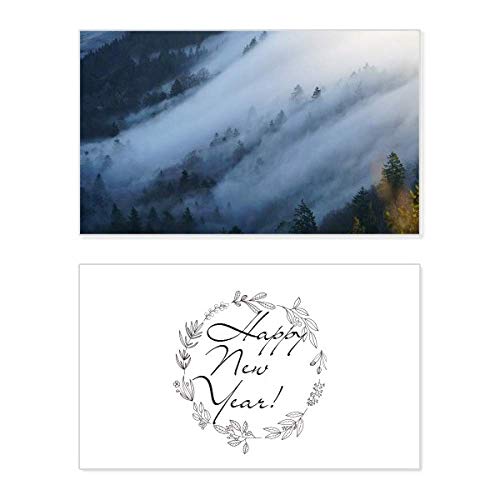 Tarjeta conmemorativa de Año Nuevo bosque de niebla y nubes para felicitaciones