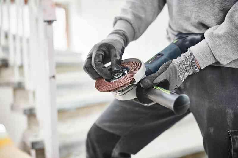 Worker changing a grinding disc on the Festool angle grinder