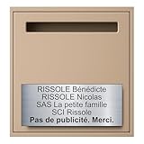 FORMAT 24x10 CM Plaque autocolante adaptée à la majorité des boîtes aux lettres, portes et mur. Taille idéale pour une étiquette lisible grand format, élégante et parfaitement proportionnée.