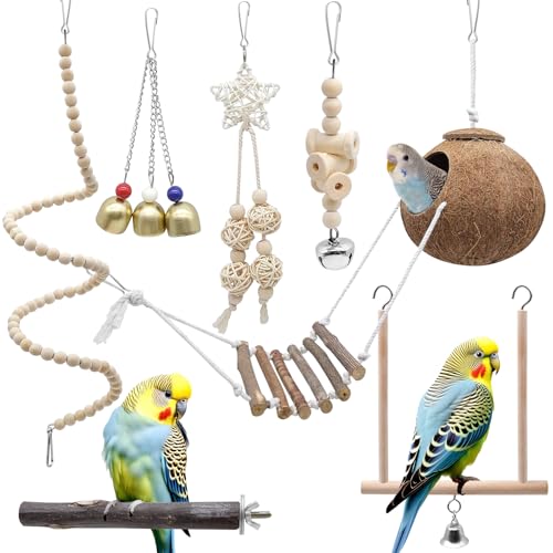 🎁【Adatto a più specie】Questo set di giochi per pappagalli è indicato per cocorite, calopsitte, inseparabili e altri piccoli e medi parrocchetti ornamentali. Con casetta di cocco, posatoio, scala, giochi sospesi e accessori da becchettare, il set da 7 pezzi riunisce funzioni diverse in un’unica soluzione ed è anche una pratica idea regalo per arricchire la gabbia.
