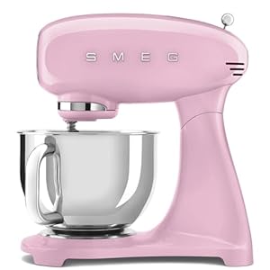 Smeg, SMF05PKEU Planetaria Full Color Knetmaschine, 10 Geschwindigkeitsstufen, Smooth Start und Steady Mix, Schüssel 4,8 l, Motorblock, 3 Schneebesen und Knethaken, 800 W, Rosa