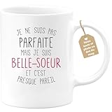 Qualité Supérieure: Fabriqué en céramique de haute qualité, ce mug 'Je ne suis pas parfaite mais je suis belle-soeur et c'est presque pareil' peut contenir jusqu'à 330 ml de boisson. Compatible avec le lave-vaisselle et le micro-ondes, il est conçu pour une utilisation quotidienne.