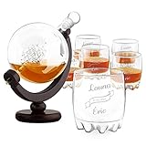 FABRICATION EXQUISE : Le design moderne de notre set à whisky et sa fabrication de grande qualité font de notre produit un cadeau chic et élégant. La bouteille ronde dans une base en bois représente un magnifique globe terrestre décoratif. Notre set est couronné par la fine gravure d'une mappemonde sur les parois ainsi que par le voilier à l'intérieur du décanteur. Notre ensemble à whisky se présentera donc comme un cadeau unique et mémorable