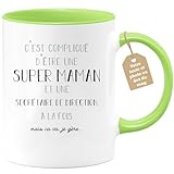 Le portrait type de la maman parfaite : Pleine de courage, on peut le dire c’est une super maman secretaire de direction. La fête des mères approche alors quoi de mieux alors que de lui faire une blague avec cette tasse humoristique avec elle en super héros lui permettant de rire à l’ouverture de son cadeau ?