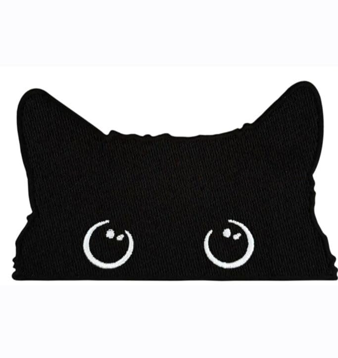 🐱 DESIGN ORIGINALE Patch ricamata a forma di gatto con occhi stilizzati, ideale per personalizzare giubbotti, jeans, felpe, zaini e accessori.