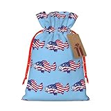 Fermeture à cordon pratique : le cordon de serrage du sac cadeau est une caractéristique conviviale qui rend l'emballage cadeau rapide et facile. Vous pouvez placer le cadeau à l'intérieur du sac d'impression patriotique du drapeau américain et tirer le cordon de serrage pour le fermer et sécuriser le contenu. Il cache l'article à l'intérieur jusqu'à ce qu'il soit temps de le déballer, améliorant ainsi l'excitation de l'expérience de cadeau.