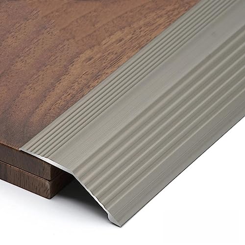 Solución para suelo irregular con tiras de aluminio en puertas 2