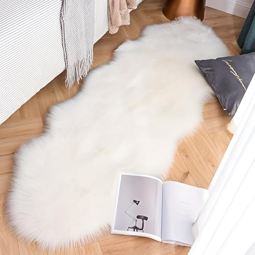 VAIGU:OA Faux Lammfell Schaffell Teppich 60x120 cm, Lammfellimitat Teppich Flauschiger Weicher Fell Teppiches, Longhair Fell Lammfellimitat Carpet für Stühle Sofa Schlafzimmer Kinderzimmer (Weiß)