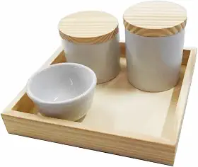 KIT DE HIGIENE PARA BEBE COM POTES DE PORCELANA, TAMPA E BANDEJA DE MADEIRA DE PINUS