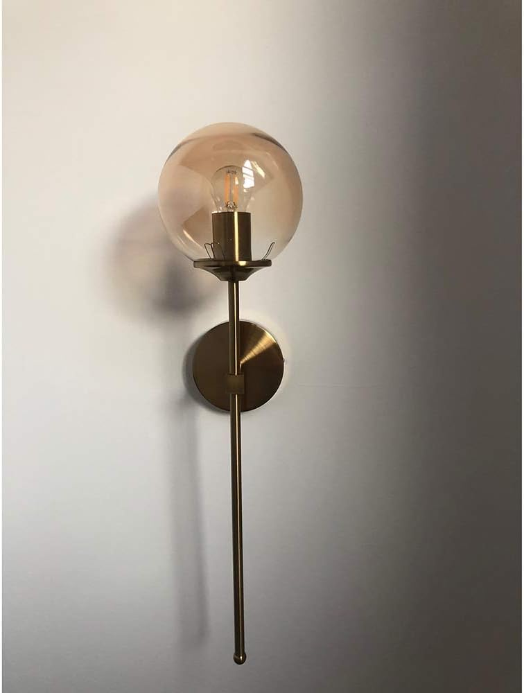 Aplique de pared vintage industrial montado en la pared, globo de vidrio ámbar con brazo largo, lámpara de pared dorada para mesita de noche (ámbar)
