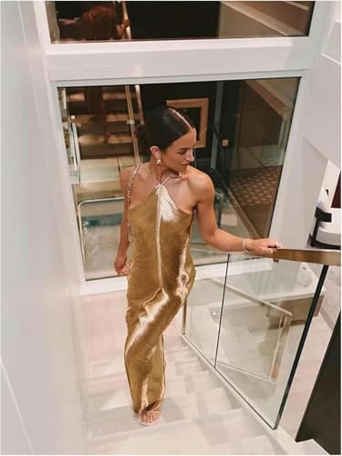 Robe métallique argent luxe au drapé fluide pour cocktail exclusif