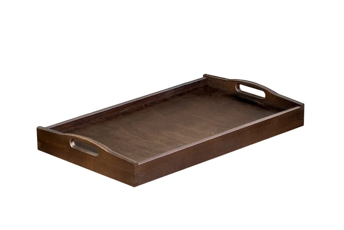 Close Up Colazione A Letto, Vassoio Di Legno Con Un Vasto Assortimento Di Cibo Appetitoso In Appoggio Sul Letto Accanto Al Comodino Impilato Con B 118201891