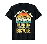 Orgoglio ciclista senior. Mai sottovalutare un vecchio in bicicletta. Un grande design retrò bicicletta per gli uomini.