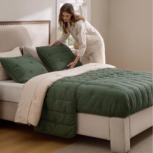Image of Bedsure Queen Quilt - Prewashed Extra Soft Cotton-Like Polyester Quilts Queen Size, Lightweight Comforter, Includes 1 Quilt 90x96 Inches with 2 Shams, Machine Washable, Dark Green