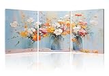 【Canvas Quadri Tema】：Questa serie comprende tre nature morte floreali che raffigurano un bouquet dai colori vivaci disposto in un semplice vaso blu. I fiori presentano tonalità di bianco, arancione e rosa, che si intrecciano in tutti i dipinti creando un'atmosfera calda e vivace. Tutte e tre le opere utilizzano tecniche artistiche moderne, trasmettendo la bellezza naturale e la vitalità dei fiori attraverso l'applicazione di colori audaci e pennellate astratte.
