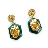 Fabriquées à partir d'acier inoxydable et de résine légère, ces boucles d'oreilles tendance offrent un ajustement confortable tout en conservant leur forme audacieuse et irrégulière pour un attrait durable