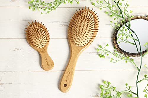 ブラッシングに使うブラシは、クッションブラシというクッション性の高いブラシがおすすめです。頭皮も一緒にブラッシングすれば、ほどよい刺激がマッサージのようで気持ちいいですよ。