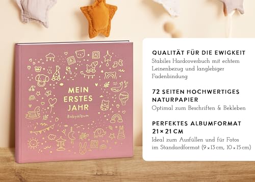 Mein erstes Jahr Babyalbum - Hochwertiges Leinenbuch mit Goldprägung für die schönsten Erinnerungen - Babybuch zum Eintragen für das erste Lebensjahr - Baby Geschenk zur Geburt (Spielzeug Rosé)