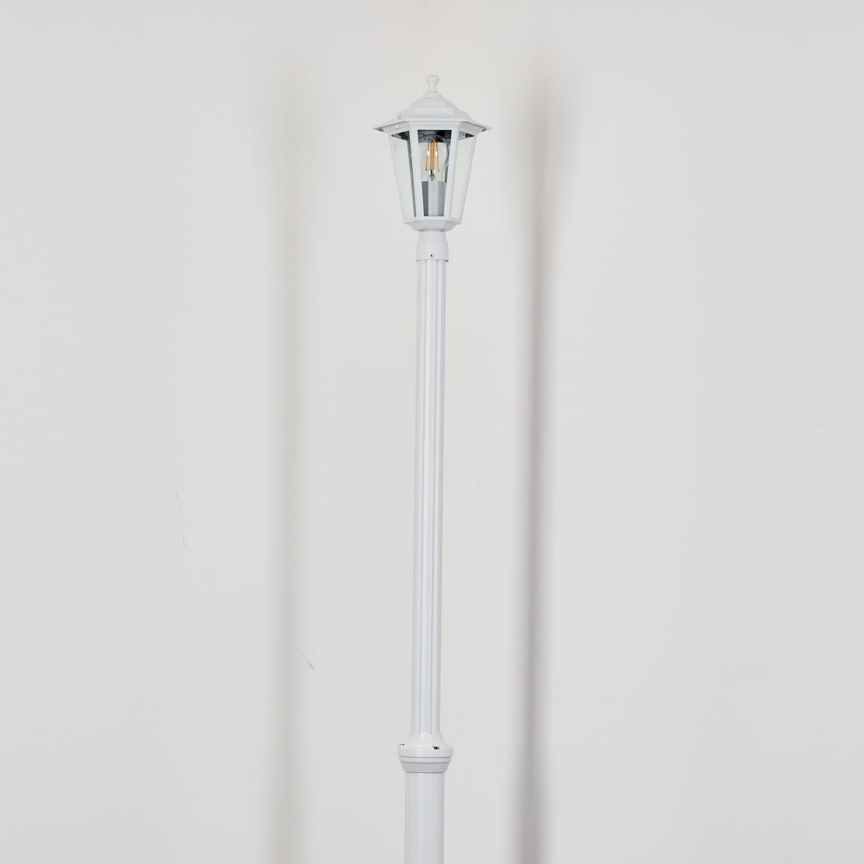 HOFSTEIN Candélabre Loria, éclairage extérieur de chemin en métal/verre blanc/clair, éclairage de chemin au design vintage/antique/rustique pour jardin, extérieur, cour, hauteur 190 cm, 1 x E27, IP44