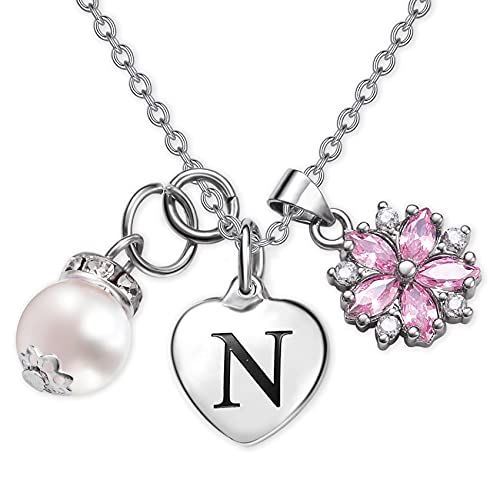 Tawdull Collar con colgante de letra de niña de las flores para niñas con inicial de la A a la Z en forma de corazón, collar de perlas delicadas, regalo de boda, regalo de cumpleaños Cover