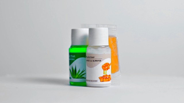 Sevenhills Toiletries 60 Sets Guest Amenity Kit – 3-in-1 Pack (Soap 15g + Hair & Body Wash 20ml + Skin Moisturizer 20ml) – Shrink Wrapped – Ideal for Hotels,Travel, Airbnb, Hospitals