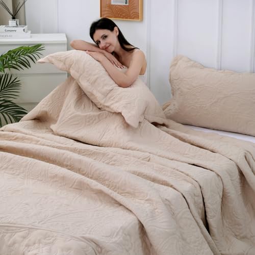 Image of EVENHUG Oversized King Quilt California King Size Lightweight Bedding Set Reversible Bedspread Coverlets for All Seasons 3 Piece (Beige 120 inchx128 inch)