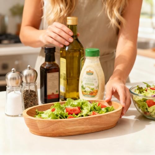 Petit plateau en forme de bateau rustique et assiette de service pour repas