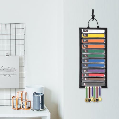 SUMNACON Staubdicht Kampfsport Gürtelhalter für 12 Gürtel Felt Taekwondo-Gürtelständer Wandmontage Gürtel Display für Medail Judogürtel Karategürtel Ninjitsu-Gürtel als Personalisierbare Geschenk