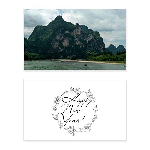 Tarjeta conmemorativa de Año Nuevo inspiradora con paisaje de montañas y ríos