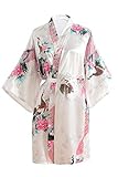 Material: 100% Polyester; OLESILK Damen Kurz Morgenmantel Satin Kimono Morgenrock Kurzarm Robe Bademantel mit Gürtel V-Ausschnitt Nachtwäsche Negligee mit Pfau und Blumen Muster, Weiß