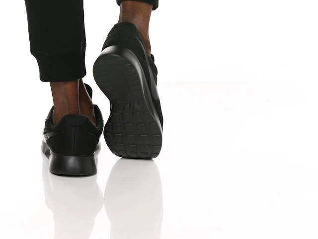 nike tanjun black outfit