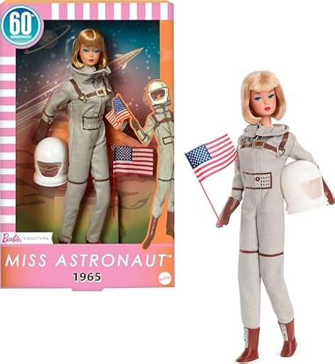 Barbie Miss Astronaut Muñeca Coleccionable con Traje Plateado, Botas espaciales y Accesorio de Casco, reproducción de Estilo Retro de 1965, JBJ48 | Ya disponible en tu tienda friki favorita! En mundofriki.es!