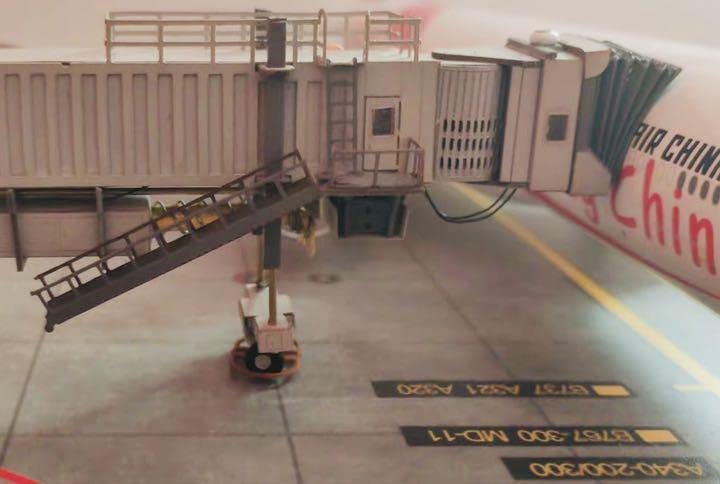 Amazon | 08-HANGERジオラマ1/200パッセンジャーボーディングブリッジ  