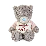 Véritable peluche Tatty Teddy par Me To You : unique et instantanément reconnaissable avec une fourrure grise, un joli nez bleu et des patchs, Tatty Teddy a capturé des millions de cœurs partout dans le monde avec un message intemporel d'amour, de bonheur et d'amitié