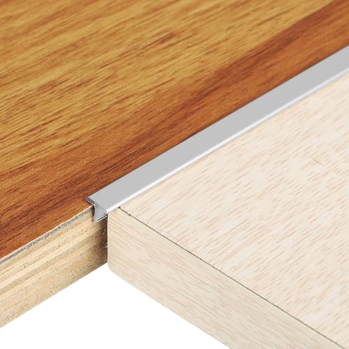 Garniture d'espacement pour plancher vinyle afin de masquer les fentes de dilatation