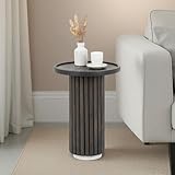 Alliance bois massif & marbre : le plateau et le pied sont fabriqués en bois massif, posés sur un socle rond en marbre, un mélange de matières chic et durable qui donne du poids visuel à la table.