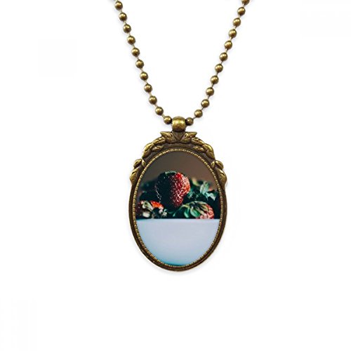 Collier vintage en laiton antique pendentif fraise style luxe