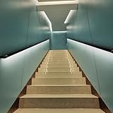 Design unique : Cette main courante lumineuse à LED est un produit innovant qui combine une main courante et un profilé LED. Une fente est découpée en dessous pour l'installation de la bande LED. En rentrant du travail le soir, la douce lumière sur la terrasse vous guidera de loin vers votre foyer.