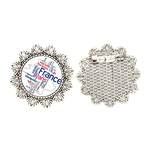 Broche de plata floral con texto para personalizar abrigos en eventos urbanos