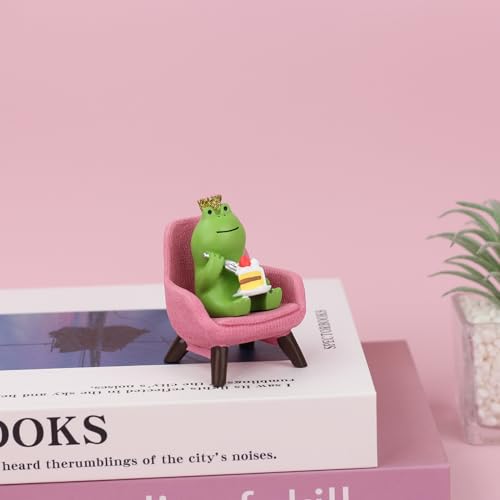 Refintural Miniature Frog Eating Cake Figurine - Funny Shelf Desk Decoration - Perfect Cute Frog Gift (Pink Sofa)