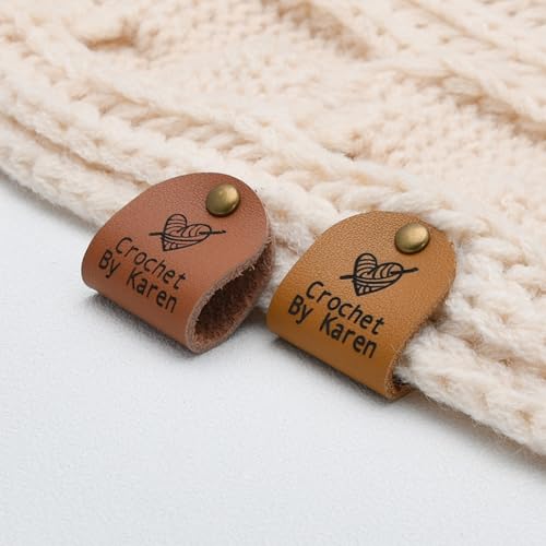 10 etiquetas personalizadas de 1 x 2.5 pulgadas para tejer y ganchillo, etiquetas de piel sintética para artículos hechos a mano, etiqueta de cuero con remaches, sombreros de punto