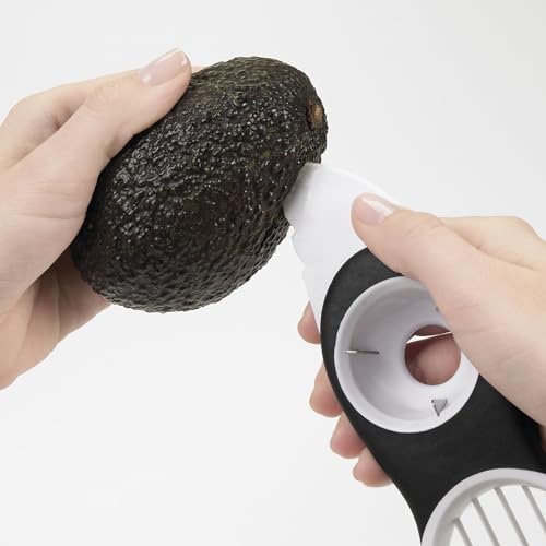 Foto von OXO Good Grips 3-in-1-Avocadoschneider, weiß