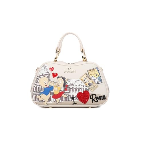 Borsa a mano in similpelle con doppi manici e tracolla regolabile e removibile, che ne permette la doppia portabilità. La silhouette compatta è valorizzata da una stampa dedicata a Roma, con i celebri Porky e Petunia in una scena romantica davanti al Colosseo. Ricami, cuori glitterati e patch 3D ispirati ai viaggi aggiungono un tocco vivace e narrativo. Perfetta per chi vuole esprimere il proprio stile con ironia e passione per la città eterna.